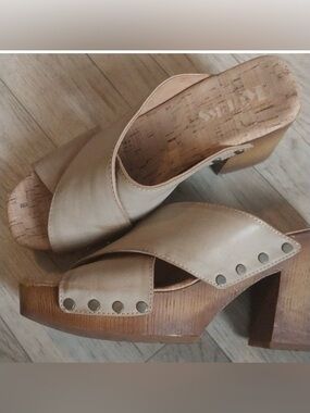 Korks Lynda Sandals Sz 7 (like 7.5/8) Cream Leather Cross Straps Wood Platforms